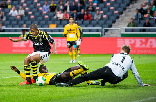 s Robin Quaison glidtacklas av Mjällbys Gbenga Arokoyo i