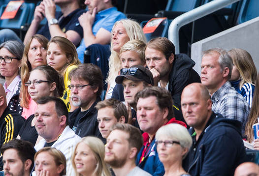 s tränare Andreas Alm på läktaren