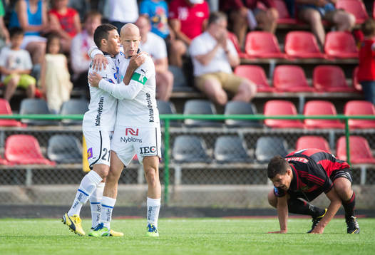 Kalmars Ismael Silva Lima och Henrik Rydström kramas om