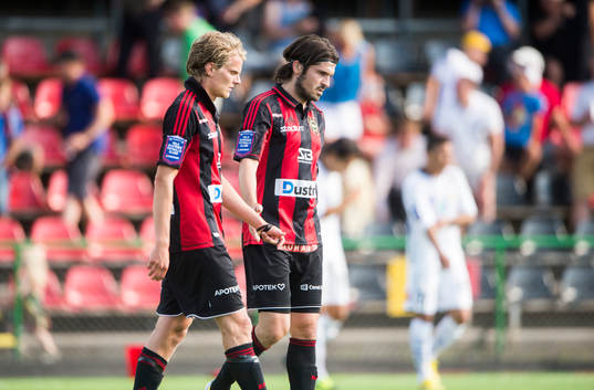 Brommapojkarnas Tim Björkström och Bojan Djordic deppar