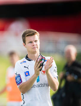 Kalmars Måns Söderqvist tackar publiken i matchen mellan