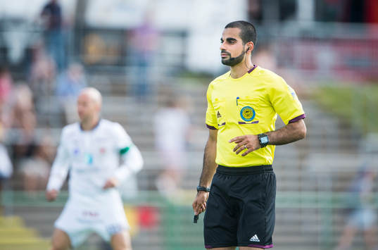 Domaren Mohammed Al-Hakim i matchen mellan Brommapojkarna