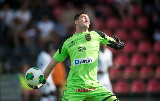 Brommapojkarnas målvakt Ivo Vazgec i matchen mellan