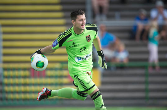 Brommapojkarnas målvakt Ivo Vazgec i matchen mellan