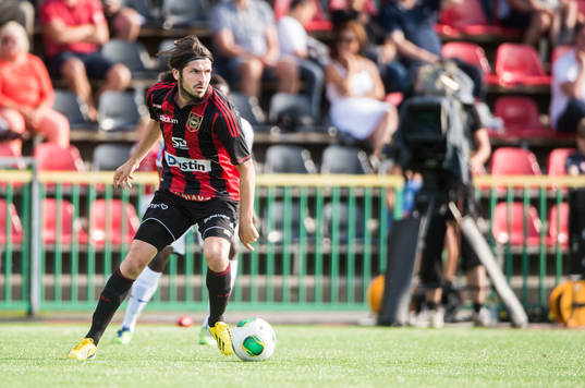 Brommapojkarnas Bojan Djordic i matchen mellan