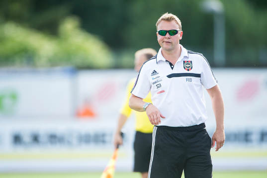 Brommapojkarnas tränare Roberth Björknesjö i matchen
