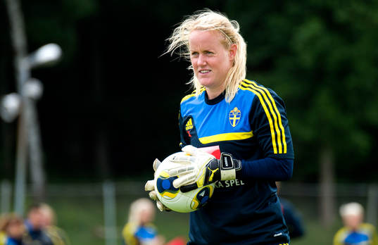 Sveriges målvakt Kristin Hammarström står med en boll i