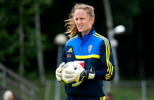 Sveriges målvakt Sofia Lundgren står med en boll i