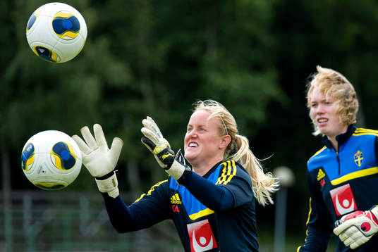 Sveriges målvakt Kristin Hammarström och Hedvig Lindahl