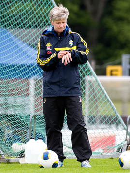 Sveriges förbundskapten Pia Sundhage tittar på sin klocka