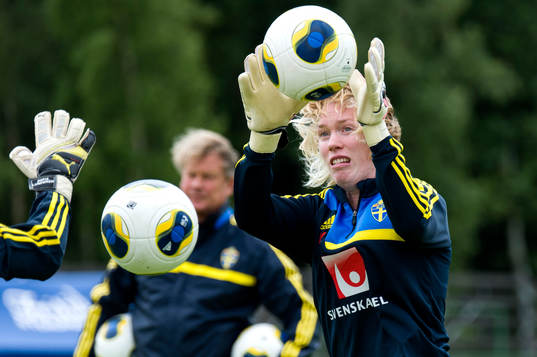 Sveriges målvakt Hedvig Lindahl fångar en boll