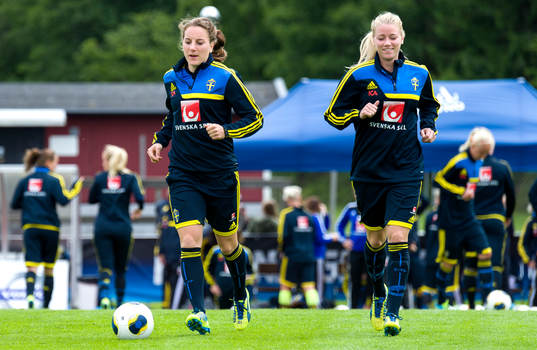 Sveriges Antonia Göransson och Jenny Hjohlman värmer upp
