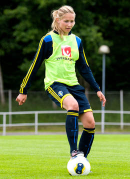 Sveriges Emmelie Konradsson med bollen