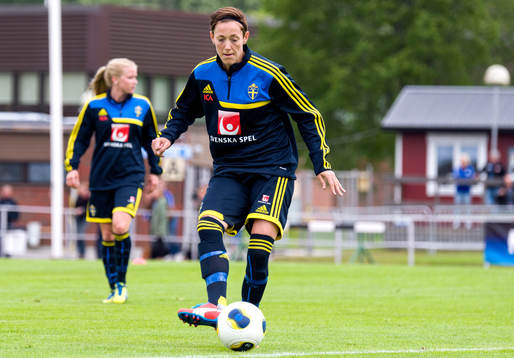 Sveriges Therese Sjögran slår en passning