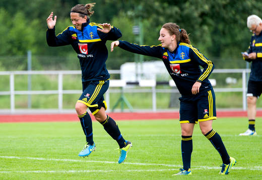 Sveriges Lina Nilsson och Antoinia Göransson jobbar