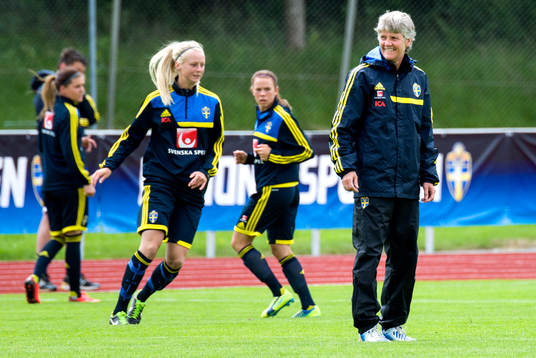 Sveriges förbundskapten Pia Sundhage följer uppvärmningen