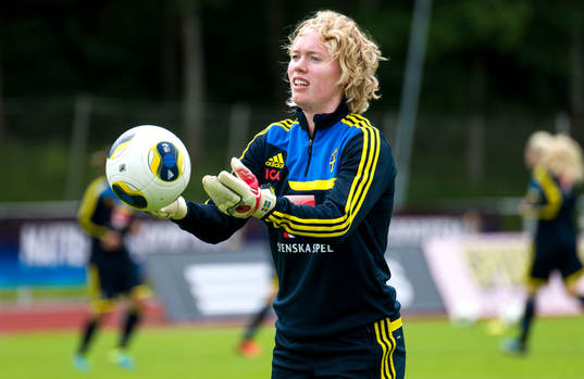 Sveriges målvakt Hedvig Lindahl kastar en boll