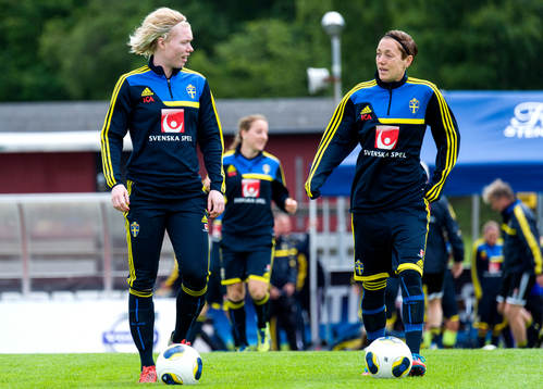 Sveriges målvakt Hedvig Lindahl och Therese Sjögran pratar