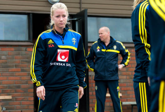 Sveriges Jenny Hjohlman går ut mot planen innan träningen