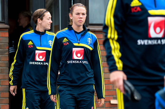 Sveriges Jesscia Samuelsson (m) och Therese Sjögran (v)