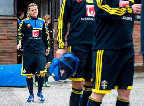Sveriges Sara Thunebro går ut mot planen innan träningen