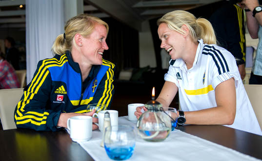 Sveriges Marie Hammarström och Lisa Dahlkvist sitter och