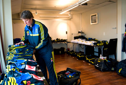 Sveriges materialare Jessica Karlsson lägger i ordning