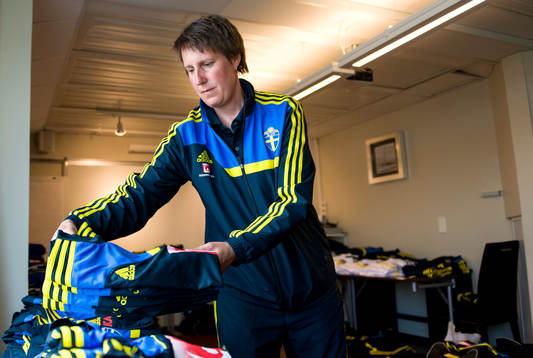 Sveriges materialare Jessica Karlsson lägger i ordning
