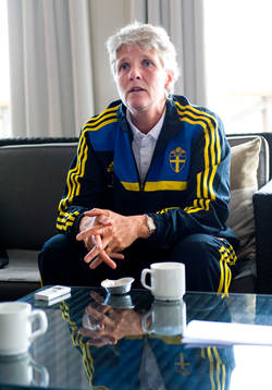 Sveriges förbundskapten Pia Sundhage blir intervjuad