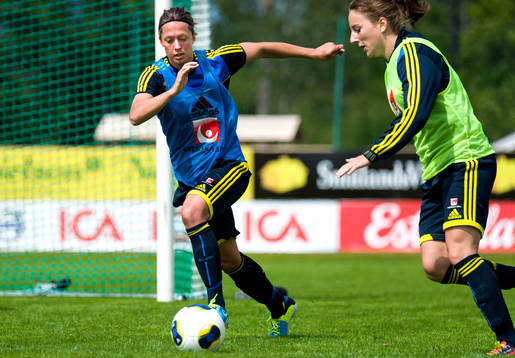Sveriges Lina Nilsson sätter försvarar mot Antonia