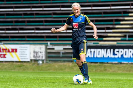 Sveriges Josefine Öqvist med bollen