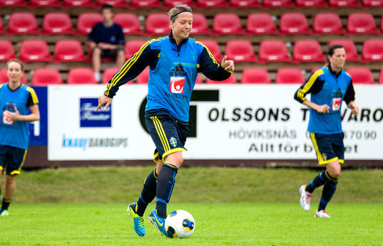 Sveriges Lina Nilsson med bollen