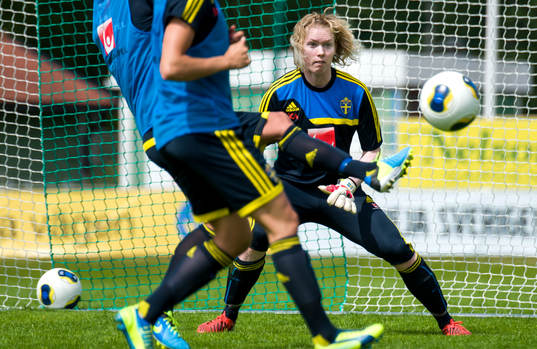Sveriges målvakt Hedvig Lindahl har följer bollen med