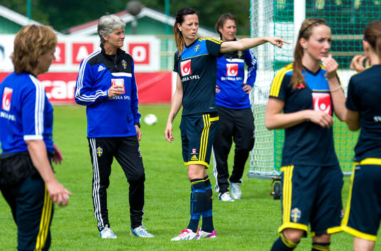 Sveriges förbundskapten Pia Sundhage lyssnar på Lotta