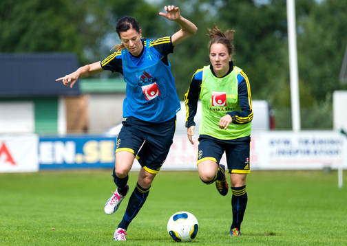 Sveriges Lotta Schelin jagas av Antonia Göransson