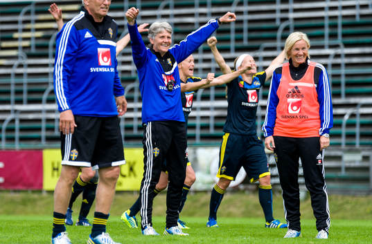 Sveriges förbundskapten Pia Sundhage och assisterande