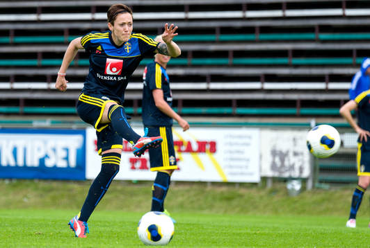 Sveriges Therese Sjögran skjuter mot mål