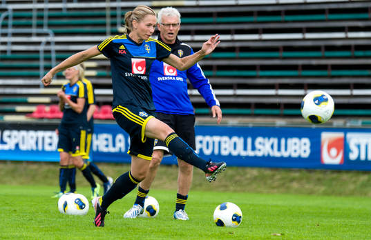 Sveriges Emmelie Konradsson skjuter mot mål