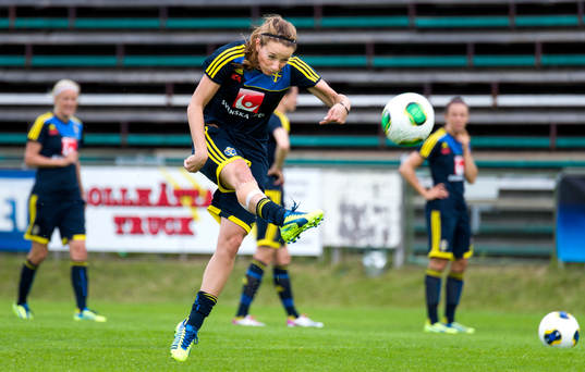 Sveriges Kosovare Asllani skjuter mot mål