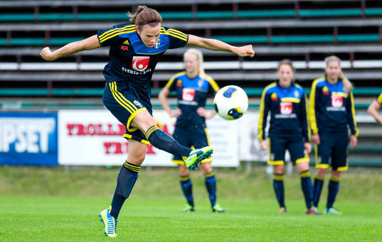 Sveriges Jessica Samuelsson skjuter mot mål