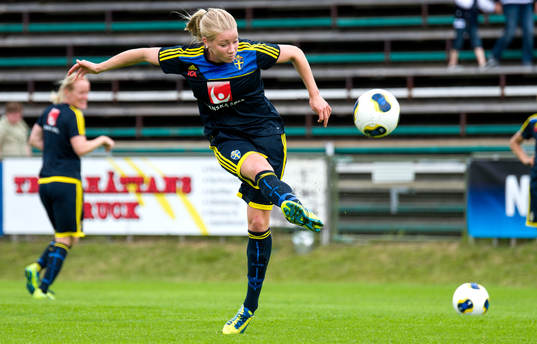 Sveriges Jenny Hjohlman skjuter mot mål