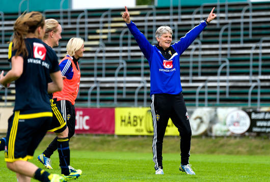 Sveriges förbundskapten Pia Sundhage sträcker upp armarna