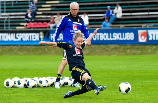 Sveriges Stina Segerström skjuter mot mål