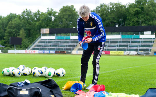Sveriges förbundskapten Pia Sundhage gör i ordning innan