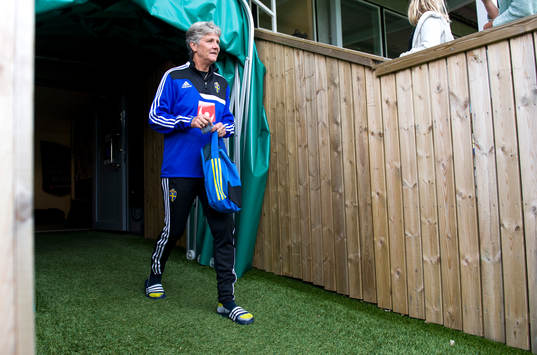 Sveriges förbundskapten Pia Sundhage går ut genom