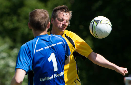 Mikael Damberg och andra politiker spelar en match i fotboll