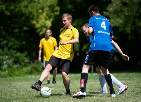 Gustav Fridolin och andra politiker spelar en match i