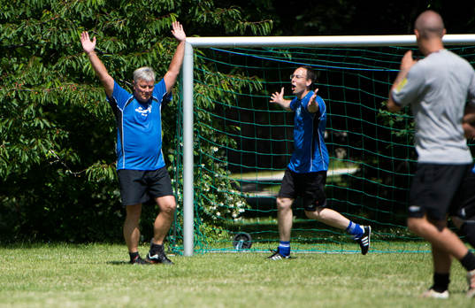 Lars Ohly och andra politiker spelar en match i fotboll