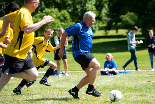 Lars Ohly och andra politiker spelar en match i fotboll