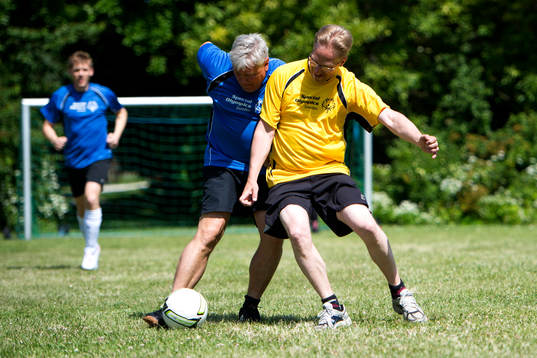Lars Ohly och andra politiker spelar en match i fotboll